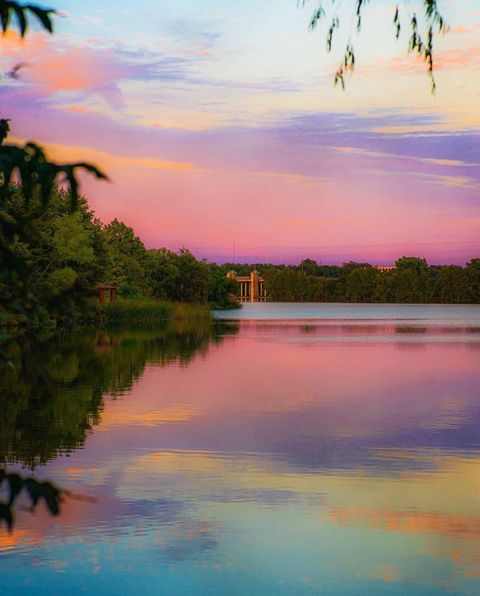 Look at those colors! Austin sure is gorgeous! 😍 Where's your favorite place to watch the sunset? 

📸: @charleswmcclain.photography